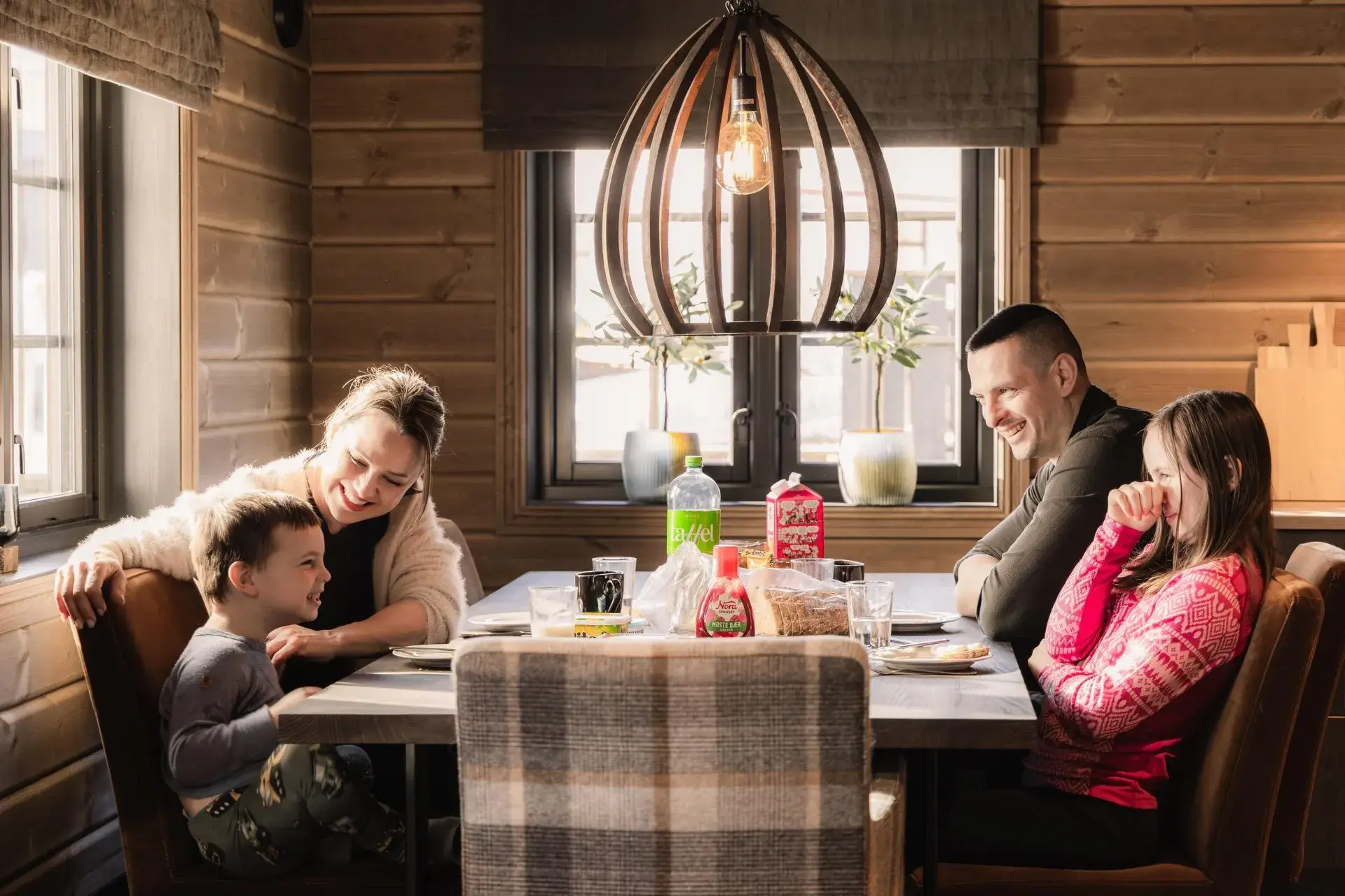 Familie samlet rundt bordet på hytta